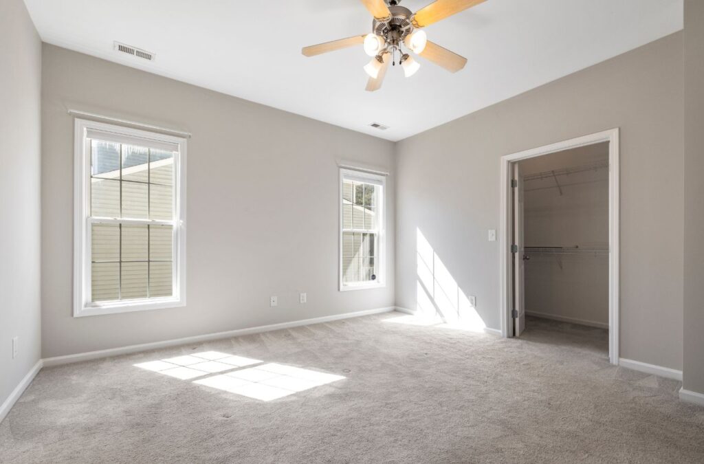 A Honeycomb Home Cleaning employee providing expert move out cleaning services in Oxnard, CA, preparing the space for new tenants.